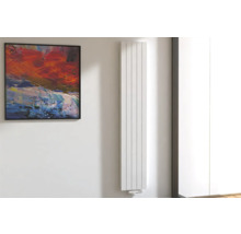 Verticale radiator aan de muur naast een schilderij