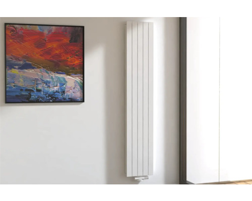 ROTHEIGNER Designradiator PANEL 2000 x 366 mm wit aansluiting midden onder Verticale radiator aan de muur naast een schilderij