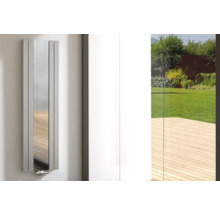 Verticale radiator met spiegel in de badkamer