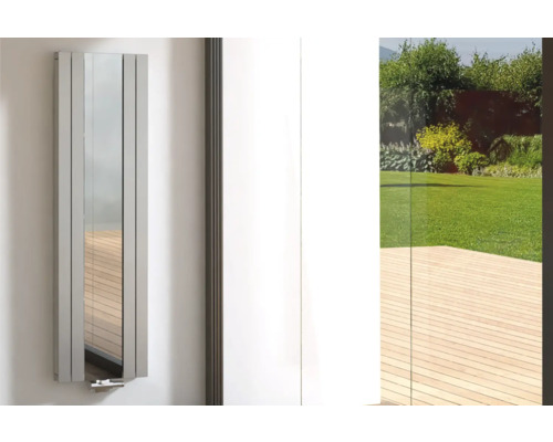 Verticale radiator met spiegel in de badkamer