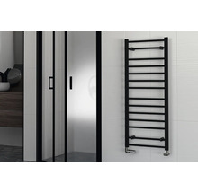 Badkamer met zwarte handdoekradiator en douchecabine