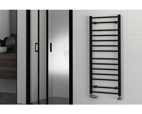 Badkamer met zwarte handdoekradiator en douchecabine