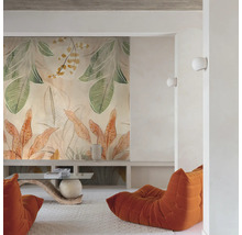 Woonkamer met gedessineerd behang, salontafel en fauteuils