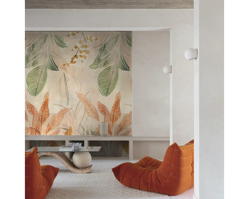 Woonkamer met gedessineerd behang, salontafel en fauteuils