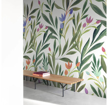 Kamer met bloemenbehang en houten bank