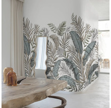 Woonkamer met bloemenbehang, spiegel en houten tafel