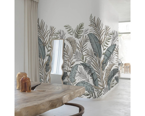 Woonkamer met bloemenbehang, spiegel en houten tafel