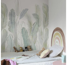 Kinderkamer met junglebehang, bed en knuffels