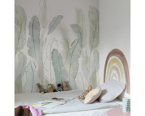 Kinderkamer met junglebehang, bed en knuffels