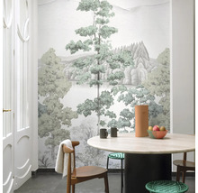 Lichte eetkamer met landschapsbehang, eettafel en houten stoelen