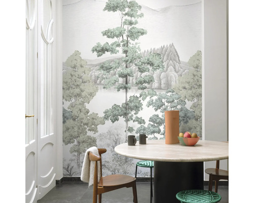 Lichte eetkamer met landschapsbehang, eettafel en houten stoelen