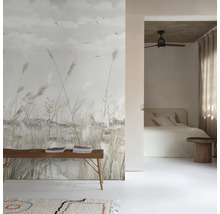 Decoratieve kamer met muurschildering, bank en slaapkamer