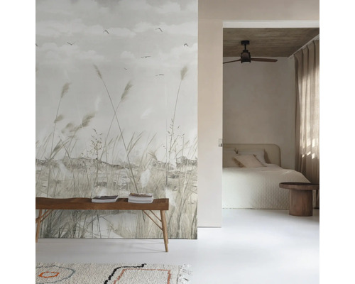 Decoratieve kamer met muurschildering, bank en slaapkamer