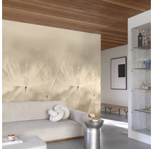 Woonkamer met behang met paardenbloemmotief, bank en houten plafond.