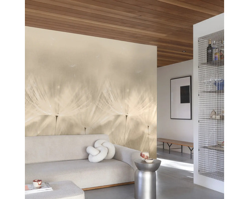 Woonkamer met behang met paardenbloemmotief, bank en houten plafond.