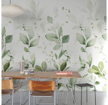 Eetkamer met behang met bladerpatroon, houten tafel en stoelen