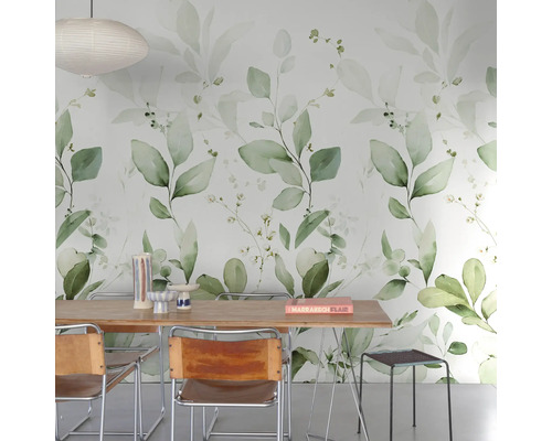 Eetkamer met behang met bladerpatroon, houten tafel en stoelen