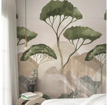 Lichte slaapkamer met bosbehang, nachtkastje en hanglamp