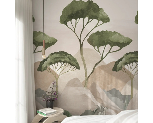 Lichte slaapkamer met bosbehang, nachtkastje en hanglamp