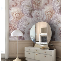 Decoratieve kamer met bloemenbehang, dressoir en spiegel.