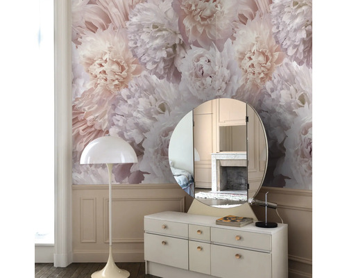 Decoratieve kamer met bloemenbehang, dressoir en spiegel.