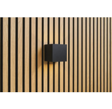 Kubusvormige wandlamp op houten lambrisering