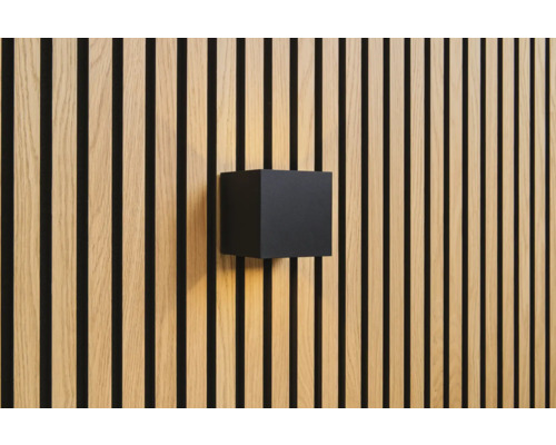 Kubusvormige wandlamp op houten lambrisering