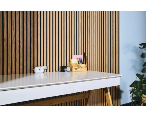 Bureau met houten lamellenwand op de achtergrond voor een modern kantoorinterieur