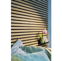 Slaapkamer met houten wandpanelen en een plank met decoratie