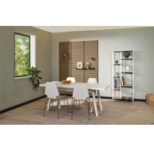 Lichte eetkamer met eettafel, stoelen, wandbekleding, rek en decoraties voor een gezellige sfeer.