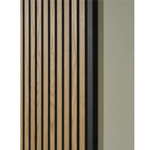 Close-up van een houten wandpaneel met lattenstructuur en geluidsisolatie