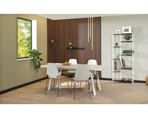 Eetkamer met eettafel, stoelen en boekenkast