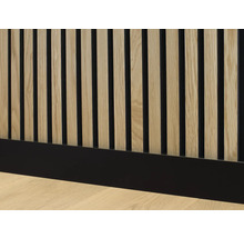 Houten lambrisering met smalle latten en een plint