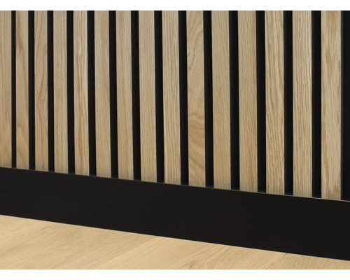 Houten lambrisering met smalle latten en een plint