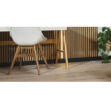 Scene met bureau, stoel en wandpanelen