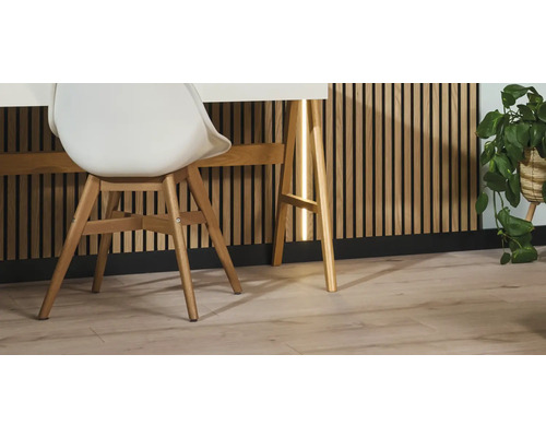 Scene met bureau, stoel en wandpanelen