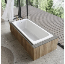 Badkamerscène met rechthoekig ligbad met houten bekleding en armaturen