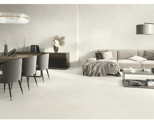 Lichte woonkamer met tegelvloer in marmerlook, bank, eettafel en verlichting