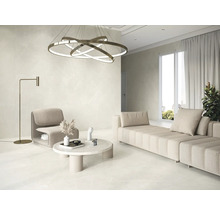 Lichte woonkamer met bank, fauteuil, tafel, staande lamp en plafondlamp