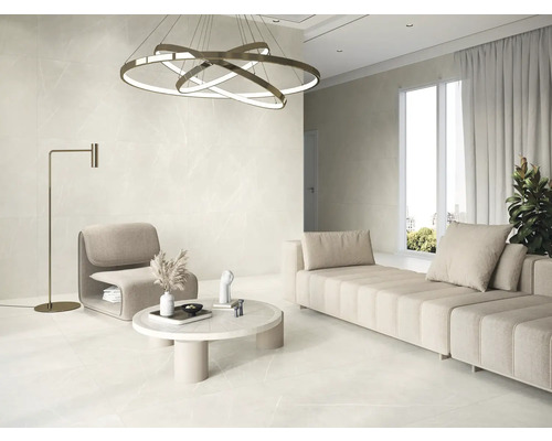 Lichte woonkamer met bank, fauteuil, tafel, staande lamp en plafondlamp