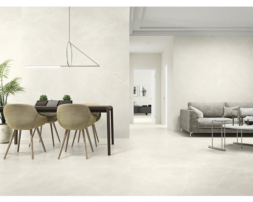 Lichte woonkamer met eettafel, bank en tegelvloer in marmerlook