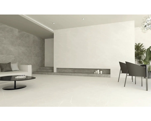 Lichte woonkamer met marmeren tegels, bank, tafel en stoelen