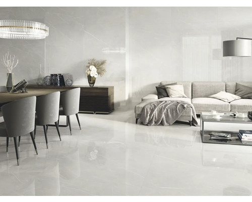 Lichte woonkamer met vloertegels in marmerlook, eetgroep en zithoek