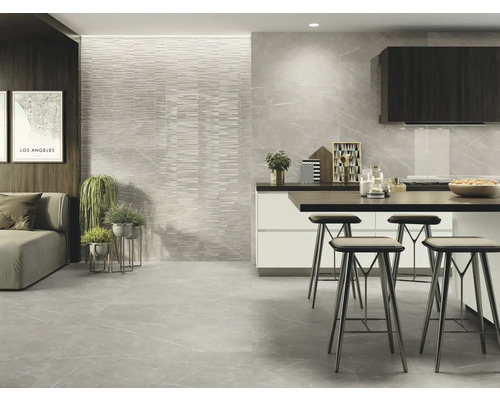 Lichte, open woonruimte met tegelvloer en aangrenzende keuken met barkrukken