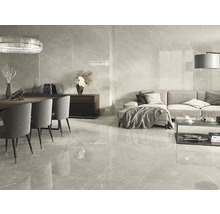 Woonkamer met vloertegels, eettafel, stoelen en bank