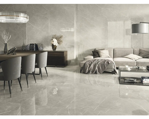 Woonkamer met vloertegels, eettafel, stoelen en bank