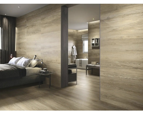 Lichte slaapkamer en badkamer met tegels in houtlook op de vloer en wanden.