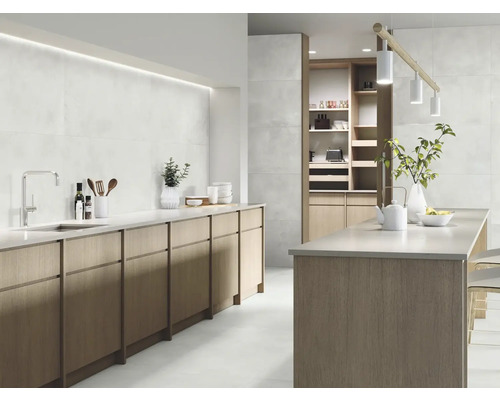 Lichte keuken met aanrecht, kookeiland, witte tegels en planken