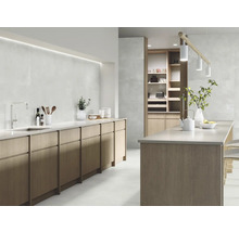 Moderne keuken met keukenkasten, gootsteen, kookeiland en planken.