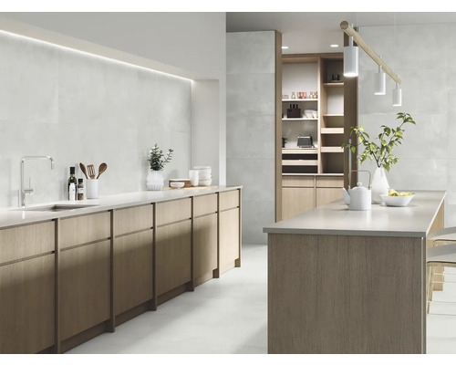 Moderne keuken met keukenkasten, gootsteen, kookeiland en planken.